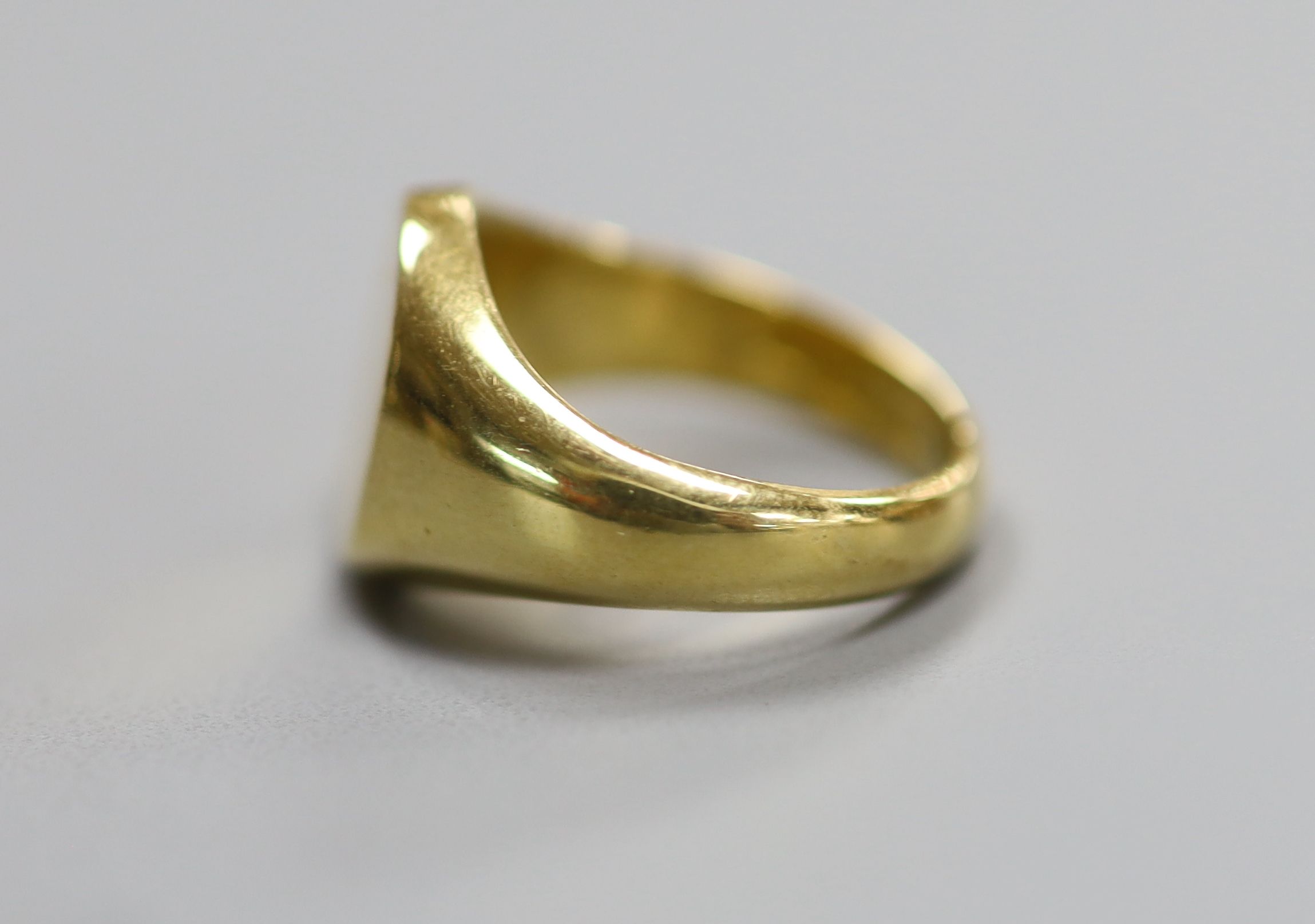 A modern 18ct gold small signet ring, size G